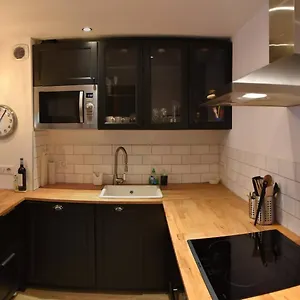 Lovely 2 Bed In With Garden Apartment